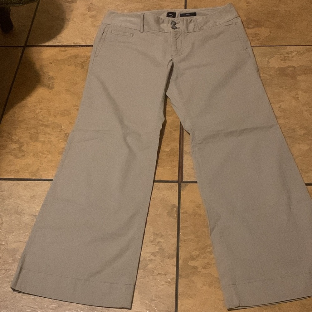 Gap lightweight, comfortable khakis. Size 2. Perfect condition